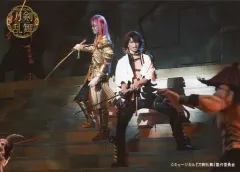 【中古】生写真(男性) 高橋健介(蜂須賀虎徹)・伊万里有(長曽祢虎徹)/ライブフォト・横型・全身・衣装金・白・黒・刀・高橋左向き・階段・1部衣裳・キャラクターショット・2Lサイズ/ミュージカル『刀剣乱舞』～幕末天狼傳～ ローソンプリント