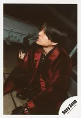 【中古】生写真(ジャニーズ) Sexy Zone/菊池風磨/全身・しゃがみ・衣装黒・赤紫・右手曲げ・左向き・歯見せ/アルバム「POP × STEP!?」MVオフショット/公式生写真