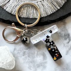 black flower♡レジンイニシャルキーホルダー　T