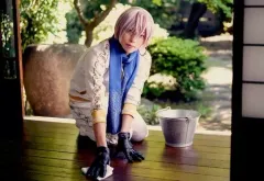 【中古】生写真(男性) 松井勇歩(亀甲貞宗)/横型・全身・座り・内番衣装・右手雑巾・キャラクターショット/舞台「『刀剣乱舞』綺伝 いくさ世の徒花」ランダムブロマイド