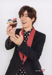 【中古】生写真(ジャニーズ) Hey! Say! JUMP/中島裕翔/上半身・衣装黒赤・右手ケーキ/「Hey! Say! JUMP LIVE TOUR SENSE or LOVE」オリジナルフォトセット