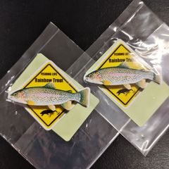 送料無料　トリックアート　レインボー　川　キャンプ　アウトドア　フライ　渓流魚　岩魚　虹鱒　山女魚　山女　ヤマメ　釣り　トラウト　渓流　ニジマス「Rainbow Trout　FISHING LIFE　ステッカー」（約５３mm×約６３mm ）※２枚セット販売🎵