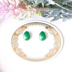 No.885　レジン　小さい　しずく型　緑　ゴールド　ピアス　イヤリング　ハンドメイド