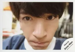 【中古】生写真(ジャニーズ) Snow Man/深澤辰哉/横型・顔アップ・衣装紺・白・口閉じ・カメラ目線/「ジャニーズJr.8・8祭り～東京ドームから始まる～」セルフィー/公式生写真