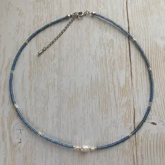 小さな淡水パールとビーズのネックレス／チョーカー