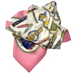 【新品未使用品⭐️ HERMÈS エルメス】 かわいい　ピンク　春夏のコーデに欲しい一枚     シルクスカーフ  《小物柄》 ピンク+ホワイト×マルチカラー　 正規製品表示タグあり