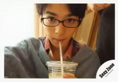 【中古】生写真(ジャニーズ) Sexy Zone/佐藤勝利/横型・バストアップ・衣装赤チェック柄・グレータオル・眼鏡・左手で飲み物・ストローくち/公式生写真