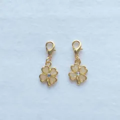 幸運モチーフ 四つ葉のクローバー ファスナーチャーム シェル クリーム系お色 ホワイト ２個セット