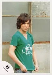 【中古】生写真(ジャニーズ) Kis-My-Ft2/千賀健永/膝上・Tシャツ緑・背景ガラス窓/公式生写真