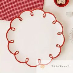 可愛いデザインのレッドフリルセラミックプレート白いセラミック製の皿に赤い縁があり、シンプルなレトロな釉薬の波模様の皿、ケーキ皿、フルーツ皿、朝食皿、ステーキ皿、パン皿、家庭用、寮用、レストラン用、キッチン用品、食器