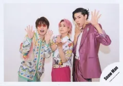 【中古】生写真(ジャニーズ) Snow Man/深澤辰哉・佐久間大介・ラウール/横型・膝上/シングル「Dangerholic」MV＆ジャケ写オフショット/公式生写真