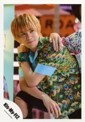 【中古】生写真(ジャニーズ) Kis-My-Ft2/千賀健永/膝上・衣装緑・青・左向き・左手右肩・口閉じ・隣にメンバー/「Sha la la☆Summer Time」PV＆ジャケ写撮影/公式生写真