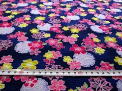 約108cm × 100cm r-2515 　リップル生地 （ サッカー生地 )  桜柄 （ 紺系 ) リップル 布 浴衣 ゆかた 甚平 ジンベイ じんべえ パジャマ 夏素材 ベビー アイボリー色 はなび お祭り