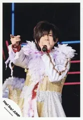 【中古】生写真(ジャニーズ) Hey! Say JUMP/山田涼介/ライブフォト・上半身・衣装白・左手マイク・右手指差し・背景黒/公式生写真