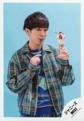【中古】生写真(ジャニーズ) ジャニーズWEST/神山智洋/上半身・衣装緑・チェック柄・左手パフェ・背景青/シングル「証拠」MV＆ジャケ写オフショット/公式生写真