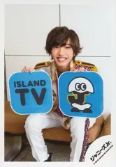 【中古】生写真(ジャニーズ) なにわ男子/道枝駿佑/膝上(足見切れ)・座り・衣装白・黄色・ピンク・両手ロゴ持ち・笑顔/JOHNNYS’ ISLAND STORE オフショット/公式生写真