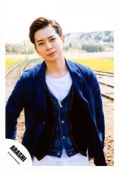 【中古】生写真(ジャニーズ) 嵐/松本潤/上半身・衣装青茶白・ネックレス・首傾げ・線路/「青空の下、キミのとなり」PV＆ジャケ/公式生写真