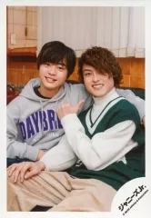 【中古】生写真(ジャニーズ) 関西ジャニーズJr./岡佑吏・福井宏志朗/膝上・座り・衣装グレー・緑・左手親指立て・笑顔/「関ジュ 夢の関西アイランド 2020 in 京セラドーム大阪 ～遊びにおいでや!満足 100%～」グッズオフショット/公式生写真