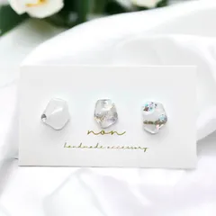 ＊282 不規則　3粒　アソート　小ぶり　ホワイト　アシンメトリー　ニュアンス　レジン　ピアス/イヤリング　ハンドメイド