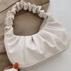 お買い得価格⭐️オールシーズン⭐️匿名配送❤️2カラー✳︎ホワイト☆ライトブルー レディース⭐️円形ミニバック　ポーチ　肩掛けバック　バッグ  ♦️サイズ 縦11㎝　横26㎝ マチ6㎝♦️カジュアル⭐️エレガント⭐️おしゃれ⭐️可愛い