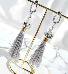 グレーフリンジと銀箔ビーズピアス