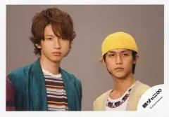【中古】生写真(ジャニーズ) 関ジャニ∞/大倉忠義・錦戸亮/バストアップ・横型・大倉緑羽織・錦戸黄色羽織・錦戸黄色帽子・目線左/公式生写真