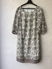 iCB　白×カーキグレー柄ワンピース　表地ポリエステル、麻　裏地キュプラ