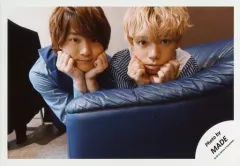 【中古】生写真(ジャニーズ) MADE/秋山大河・冨岡健翔/横型・バストアップ・寝そべり・衣装青・紺・白・両手顔・口閉じ/「ジャニーズJr.8・8祭り～東京ドームから始まる～」セルフィー/公式生写真