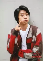 【中古】生写真(ジャニーズ) Kis-My-Ft2/横尾渉/上半身・衣装赤.茶色.白・右手人差し指頬/「Kis-My-Ft2 LIVE TOUR 2018 YOU＆ME Extra Yummy!!」オリジナルフォト