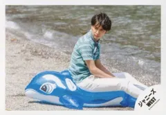 【中古】生写真(ジャニーズ) ジャニーズWEST/藤井流星/横型・全身(足見切れ)・座り・浮輪・衣装水色青ボーダー柄・バンダナ・体右向き・横向き・振り向き・目線左上・浜辺/『人生は素晴らしい』PV＆ジャケ写撮影/公式生写真