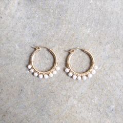 Ouca（ウーサ）ピアス／独創的でしなやかなフォルムにこだわったピアスコレクション/フープ+小粒パール