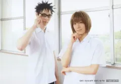 【中古】生写真(男性) 竹ノ内大輔(乾貞治)・皆木一舞(不二周助)/横型・上半身・制服・竹ノ内右手眼鏡・皆木右手顎の下・後ろ窓・キャラクターショット/ミュージカル『テニスの王子様』TEAM Party SEIGAKU・HIGA 来場者特典ランダムブロマイド