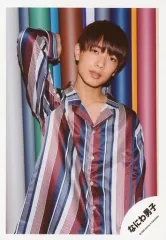 【中古】生写真(ジャニーズ) なにわ男子/高橋恭平/上半身・衣装紫・青・ストライプ柄・右手上げ・首傾げ・背景カラフル/「アクリルスタンドII」オフショット/公式生写真