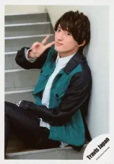 【中古】生写真(ジャニーズ) Travis Japan/川島如恵留/膝上・座り・衣装黒.緑・右手ピース・左手お腹・階段/「Travis Japan LIVE TOUR 2020 ENTER 1234567」グッズオフショット/公式生写真