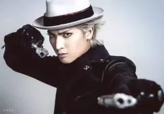 【中古】生写真(男性) 小波津亜廉(RAN)/横型・バストアップ・衣装紫・スーツ・帽子・左向き・両手銃・背景白・キャラクターショット/舞台「劇団シャイニング from うたの☆プリンスさまっ♪『JOKER TRAP』」ブロマイドセットA