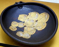 黒田一楽作　焼締め金銀彩蔦絵片口皿