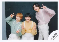 【中古】生写真(STARTO) なにわ男子/道枝駿佑・長尾謙杜・大橋和也/横型・膝上/「大橋Pなにわ男子ファミクラストアオリジナルグッズ」撮影オフショット/公式生写真