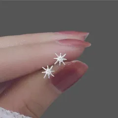 08 小さな星のきらめきピアス　小さめ　華奢　シンプル　上品　かわいい