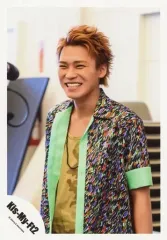 【中古】生写真(ジャニーズ) Kis-My-Ft2/二階堂高嗣/上半身・衣装緑・黒・紫・ベージュ・左向き・笑顔・背景白/「Sha la la☆Summer Time」PV＆ジャケ写撮影/公式生写真