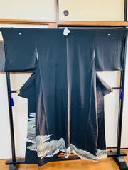 着物 黒留袖 正絹 / 黒色系 ブラック系 / 草花文 五つ紋 身丈約147.5cm 裄丈約67cm 袖幅48cm 後幅32cm 前幅26cm TCS着物 W22のサムネイル