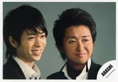 【中古】生写真(ジャニーズ) 嵐/大野智・櫻井翔/横型・顔アップ・2人・目線右/公式生写真