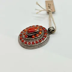 ペンダントトップ 山珊瑚 天然石 シルバー925 アンティークジュエリー オールドジュエリー ヴィンテージ 手作り　ハンドメイド 重厚感 メンズ レディース ユニセックス 一点物 エスニック調 ネイティブ風 クラシックデザイン 銀細工 民族調 レッド オレンジ