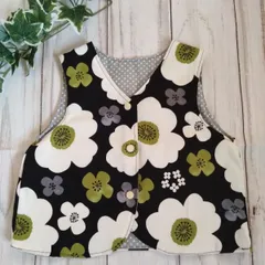 ハンドメイド　ベスト９０　リバーシブル　黒地　白花柄のサムネイル