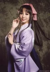 【中古】生写真(女性) 宝塚歌劇団(雪組)/咲妃みゆ(神谷薫)/膝上・衣装紫・袴・体左向き・右手上げ・背景グレー/雪組公演 浪漫活劇「るろうに剣心」スチール写真