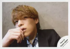 【中古】生写真(ジャニーズ) Travis Japan/松倉海斗/横型・バストアップ・衣装黒・白・右手口元・左向き・目線右上・口開け/「ジャニーズJr.8・8祭り～東京ドームから始まる～」セルフィー/公式生写真