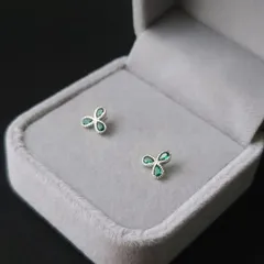 079P【高品質✨】グリーン　緑　小粒石　三つ葉　クローバー　シルバー　ピアス