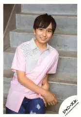 【中古】生写真(ジャニーズ) 関西ジャニーズJr./佐田一眞/膝上・階段座り・衣装白・ピンク・デニム・両手曲げ・笑顔/関西ジャニーズJr.限定メンバーソロカット/公式生写真(大阪店舗限定)