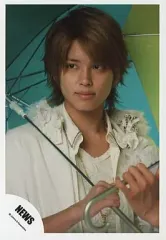 【中古】生写真(ジャニーズ) NEWS/手越祐也/バストアップ・ジャケット白・シャツ白・手に傘緑/公式生写真