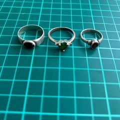 カラーストーンリング 2点セット グリーン レッド 民家整理品 - メルカリ