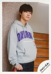 【中古】生写真(ジャニーズ) 関西ジャニーズJr./岡佑吏/膝上・衣装グレー・緑・両手下・右向き・階段/「関ジュ 夢の関西アイランド 2020 in 京セラドーム大阪 ～遊びにおいでや!満足 100%～」グッズオフショット/公式生写真